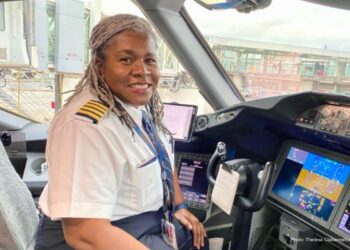 1ST BLACK WOMAN TO FLY IN US AIR FORCE BOW OUT AS A UNITED AIRLINES PILOT