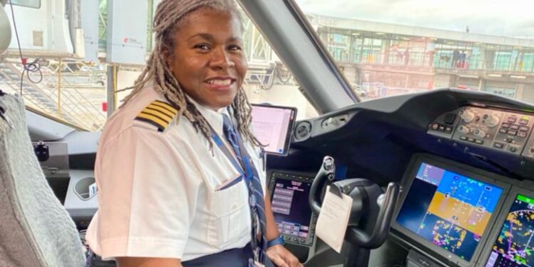 1ST BLACK WOMAN TO FLY IN US AIR FORCE BOW OUT AS A UNITED AIRLINES PILOT