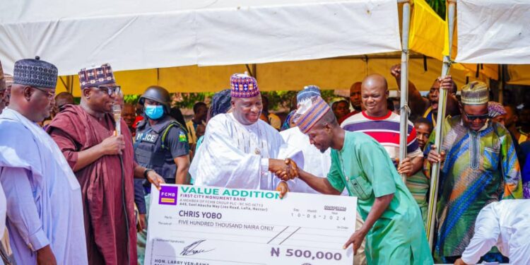 Nasarawa State Lawmaker Distributes Fertilizers, Cash Rewards to Constituents