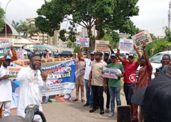 Protest And Counter-Protest Erupt At INEC HQ Over BVAS Transparency