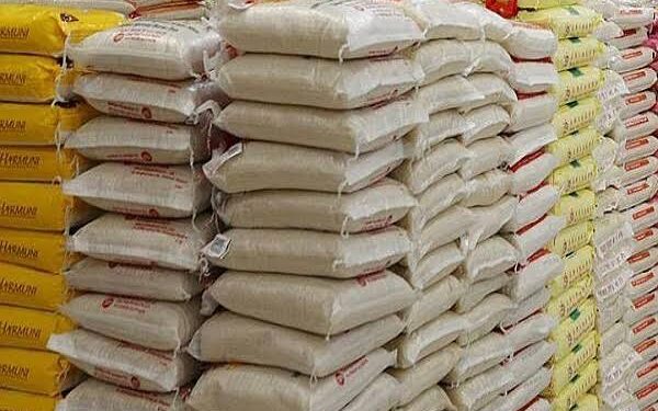 Christmas: Oshiomhole Distributes 11,000 Bags of Rice To Constituents