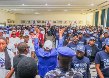 Kogi Governor Offers Jobs to Top Graduates