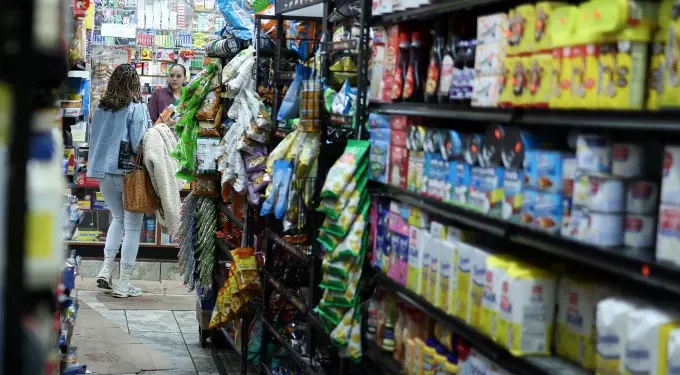 US Inflation Slows but Consumer Spending Sees Sharp Decline