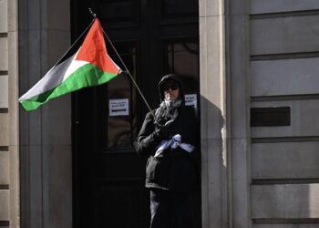 London Hospitals Ban Political Symbols in Workplace