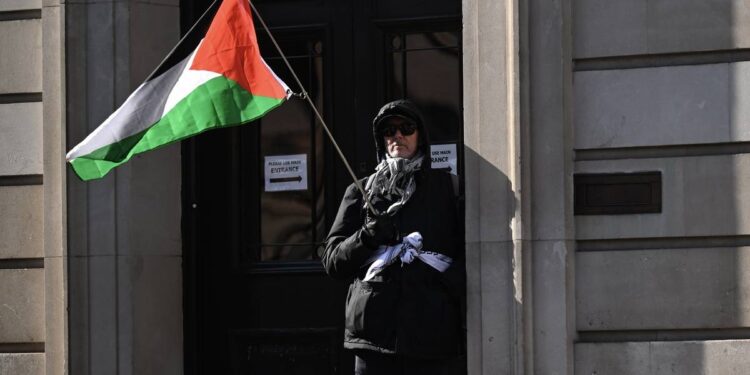 London Hospitals Ban Political Symbols in Workplace