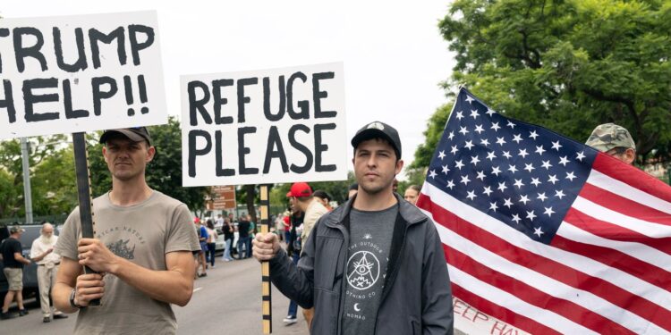 Trump Offers Fast-Track US Citizenship to South African Farmers Amid Aid Cut