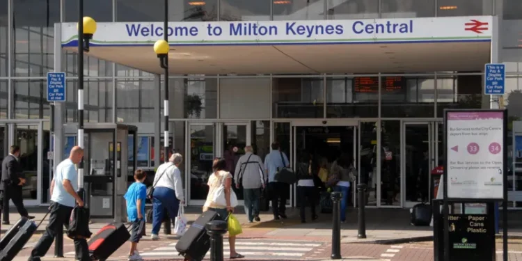 Police Shoots Armed Man at Thames Valley Railway Station