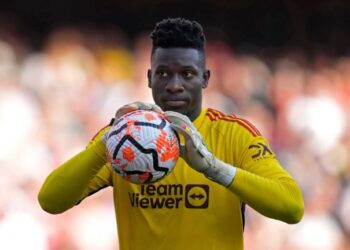 Zirkzee hits back at critics of Man Utd keeper Onana