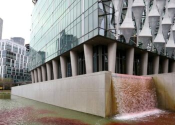 Greenpeace Protest Turns US Embassy Pond Red in London