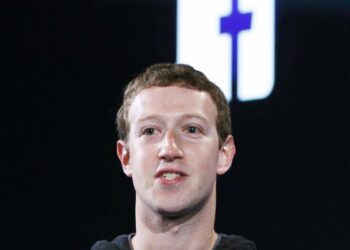 Zuckerberg Buys Neighbor Homes for Privacy in Palo Alto