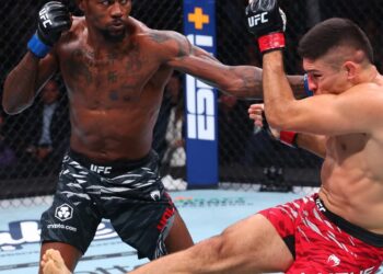 Kevin Holland wraps up, taps Vicente Luque with Slick Choke