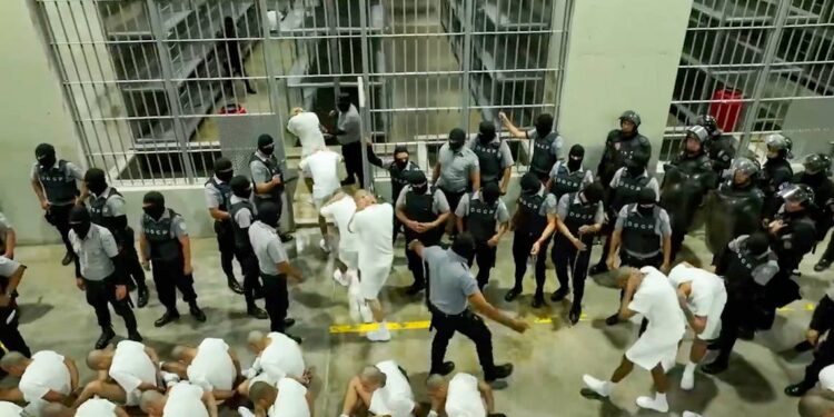 Venezuela Launches Probe into Alleged Abuse of Deported Migrants in El Salvador