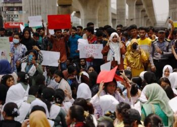 Bangladesh Students Protest After Fighter Jet Crash Kills 31 at School
