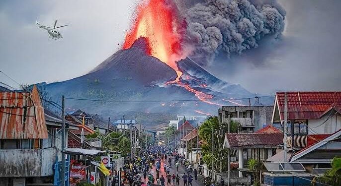 Mount Lewotobi Erupts Again, Sending Ash 18 Kilometers Into the Sky
