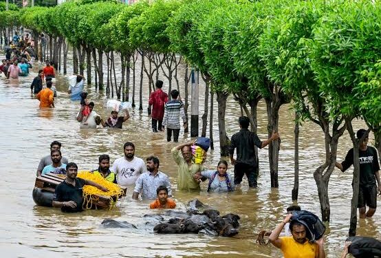 India Opens Dams as Monsoon Floods Leave Hundreds Dead Across Region