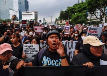 Protests Shake Indonesia as Prabowo Balances Concessions with Crackdown