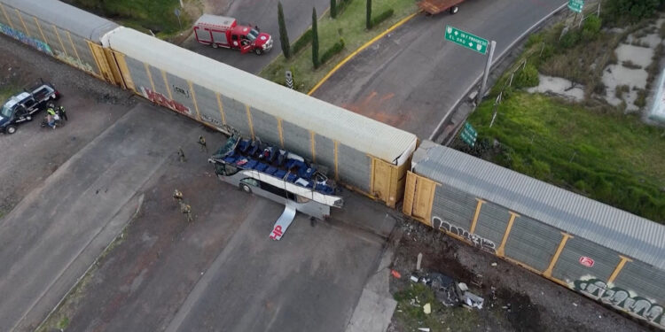 Ten People Killed, 61 Hurt After Mexican Train Hits Double-decker Bus