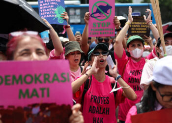 Indonesian Women with Brooms Lead Jakarta Protests Against Perks and Police Abuse