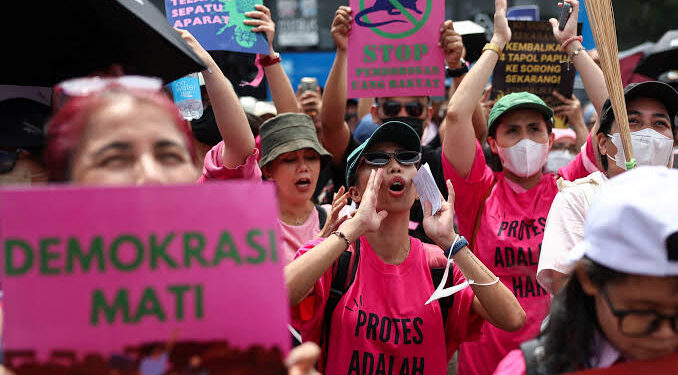 Indonesian Women with Brooms Lead Jakarta Protests Against Perks and Police Abuse