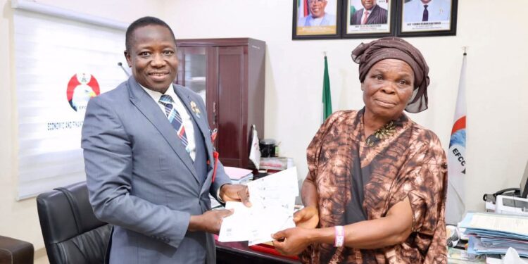 EFCC Hands over Recovered N42.5m to 70-yr-old Widow Victim in Kaduna