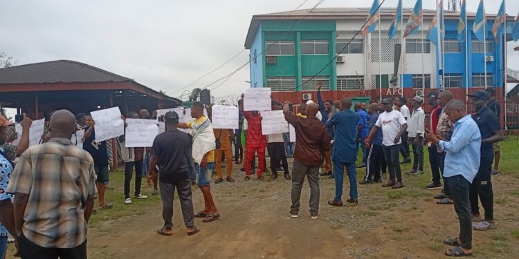 C’River: Protesters Storm APC State Secretariat, Demand Leadership Change