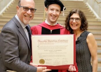 Mark Zuckerberg Receives Honorary Harvard Degree 13 Years After Dropping Out