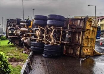 Lagos: Truck Overturns on Ojuelegba Bridge