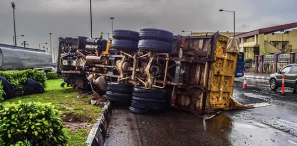 Lagos: Truck Overturns on Ojuelegba Bridge