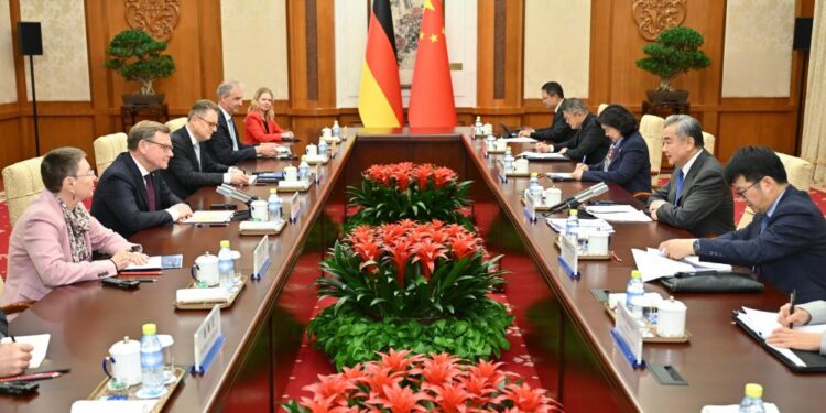 China’s FM: Supporting Taiwan Independence Breaches Constitution, International Law