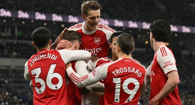 Arsenal Beat Everton To Stay Top Despite Man City Win