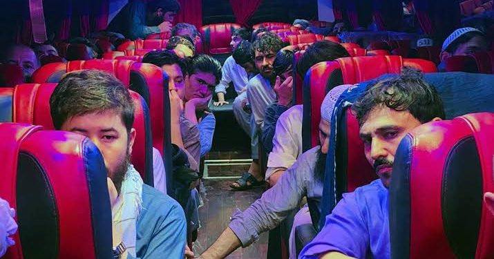 105 Afghan Detainees Return Home From Pakistan