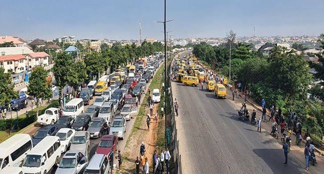 15 Suspects Arrested Over Alleged Illegal Trading on Lagos-Abeokuta Road