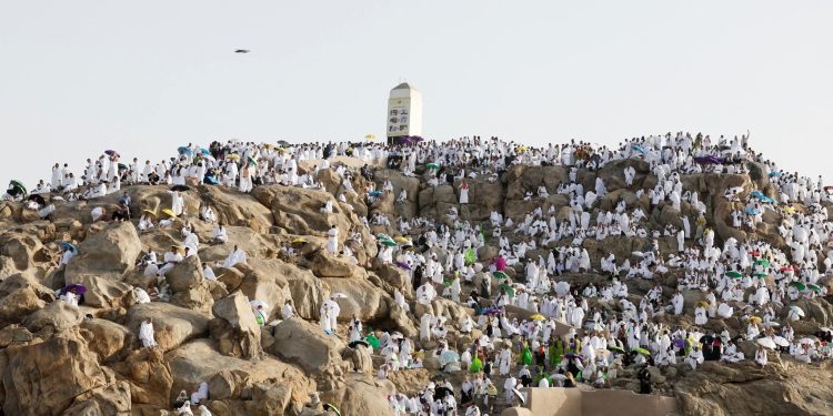 Pilgrims Pray on Mount Arafat as Hajj Reaches Peak