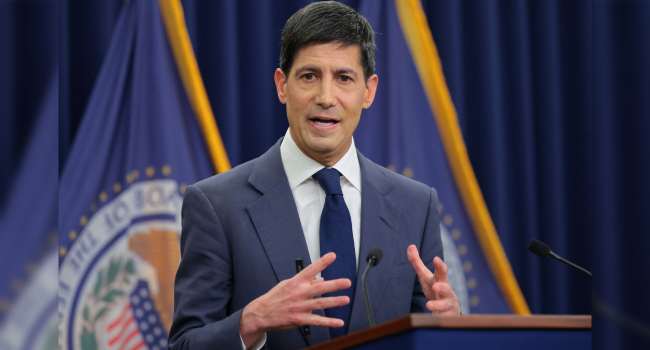 US Fed Holds Interest Rate Steady, Signals Tougher Inflation Outlook