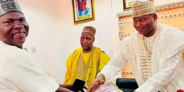 Taraba: PDP Presents Certificate of Return to Flag Bearers