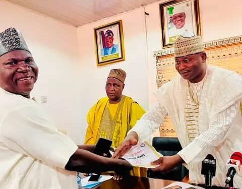 Taraba: PDP Presents Certificate of Return to Flag Bearers