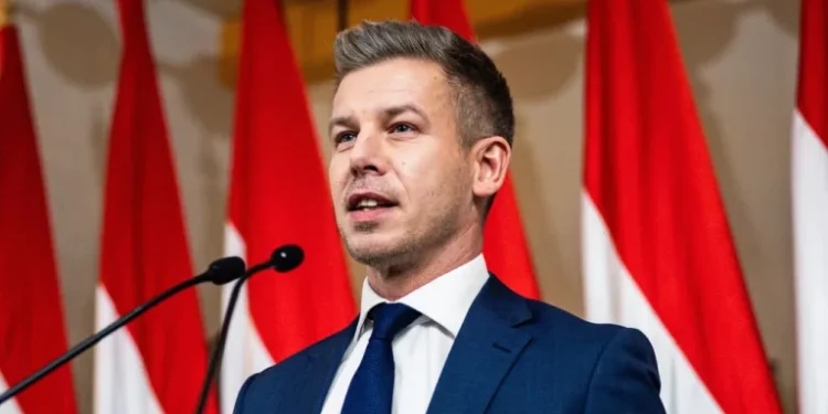 Hungary Parliament Lifts PM Magyar’s Immunity Over Theft Probe