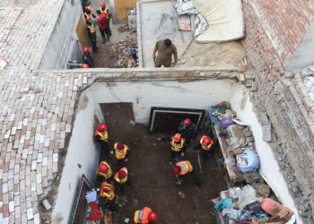 27 Schoolchildren, Teacher Killed in School Roof Collapse ‎
